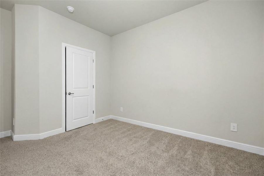 Spacious, unfurnished interior of a new home in Trails of Elizabeth Creek, Fort Worth (Image 26).