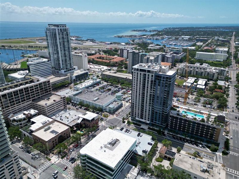 Condo located in St. Petersburg, FL showcasing its design and architecture (Image 30).