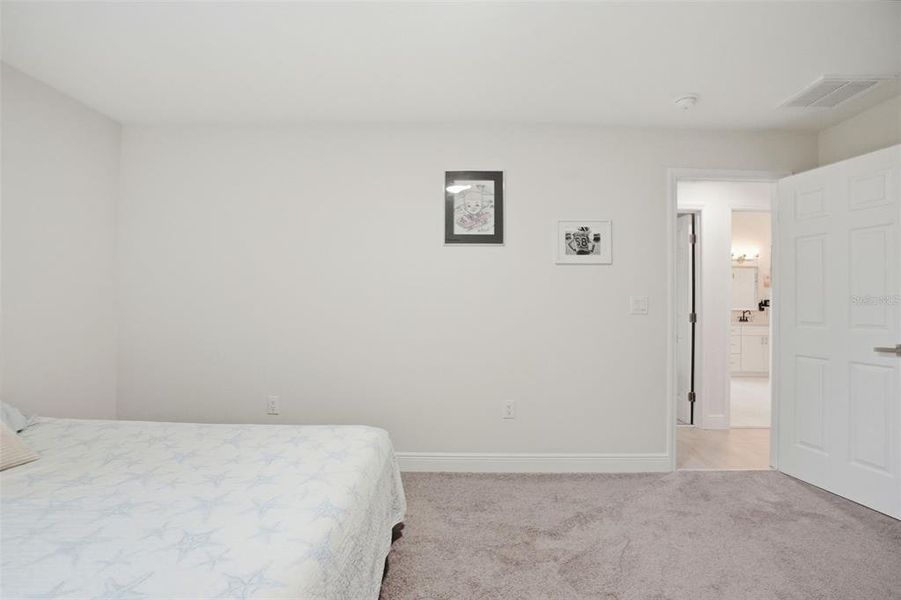 Spacious, unfurnished interior of a new home in , Weeki Wachee (Image 20).
