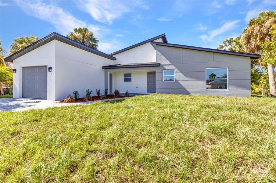 Exterior details and patio area of a home in , North Port (Image 4).