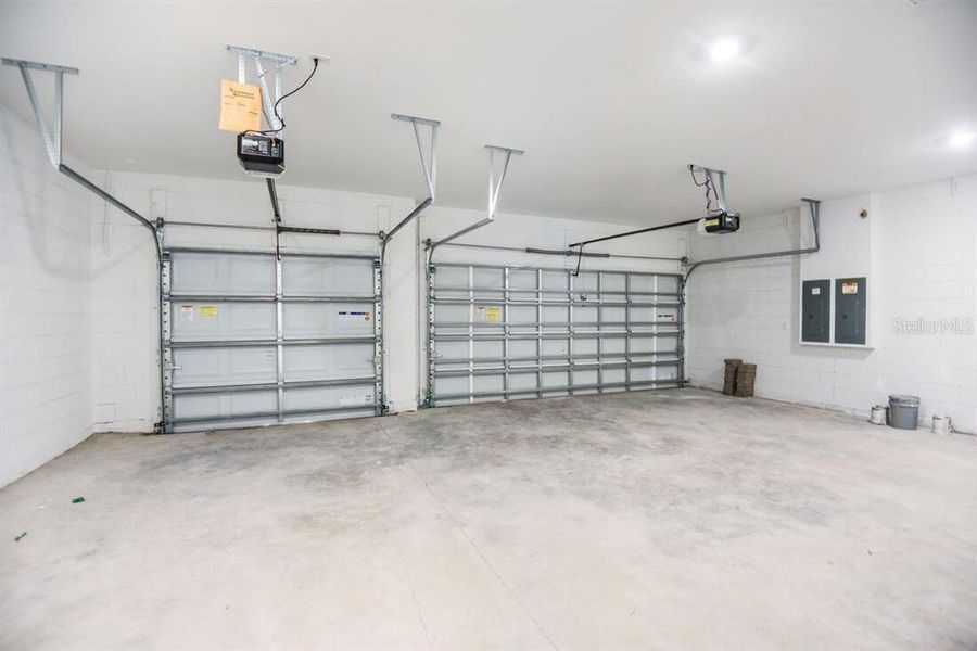 Spacious, unfurnished interior of a new home in Ardisia Park, New Smyrna Beach (Image 22).