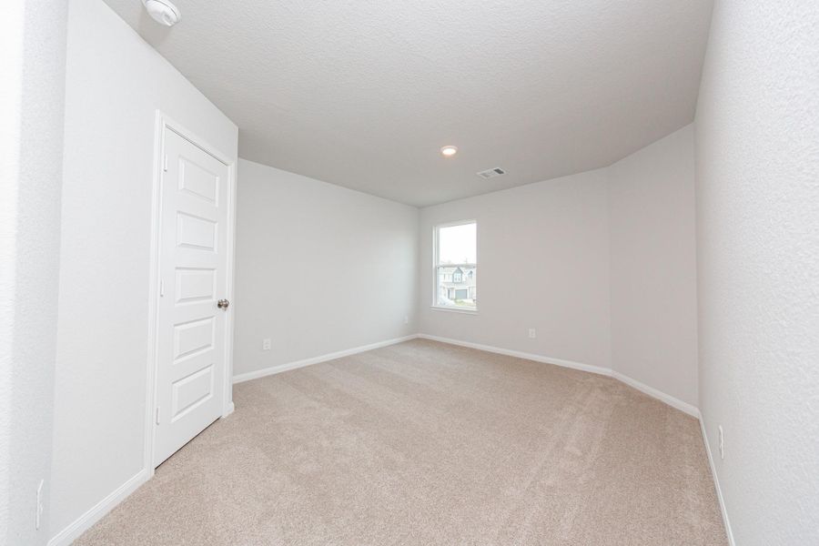 Spacious, unfurnished interior of a new home in Cliffstone Hills, Conroe (Image 24).