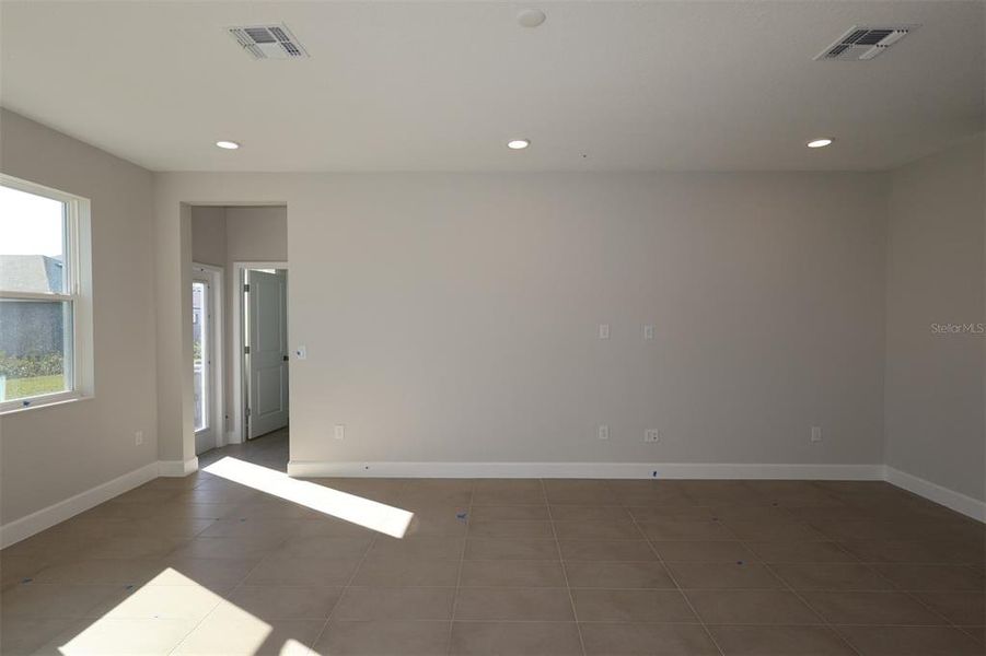 Spacious, unfurnished interior of a new home in Center Lake on the Park, St. Cloud (Image 11).