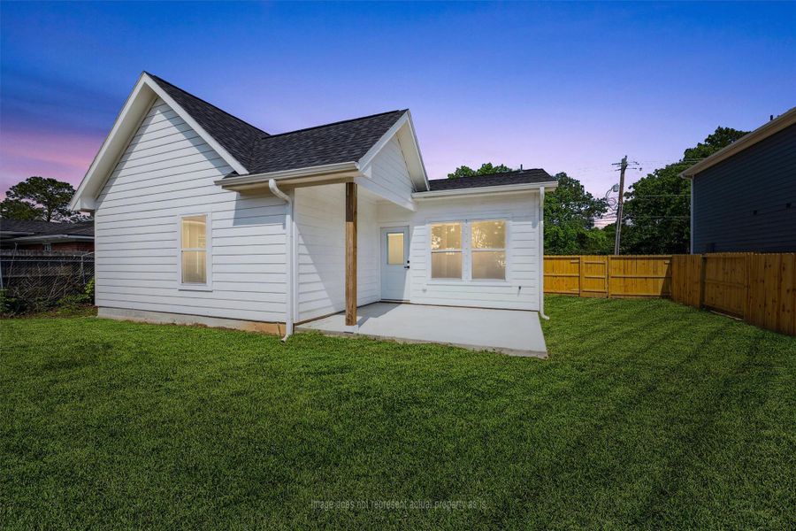 Exterior details and patio area of a home in , Santa Fe (Image 2).