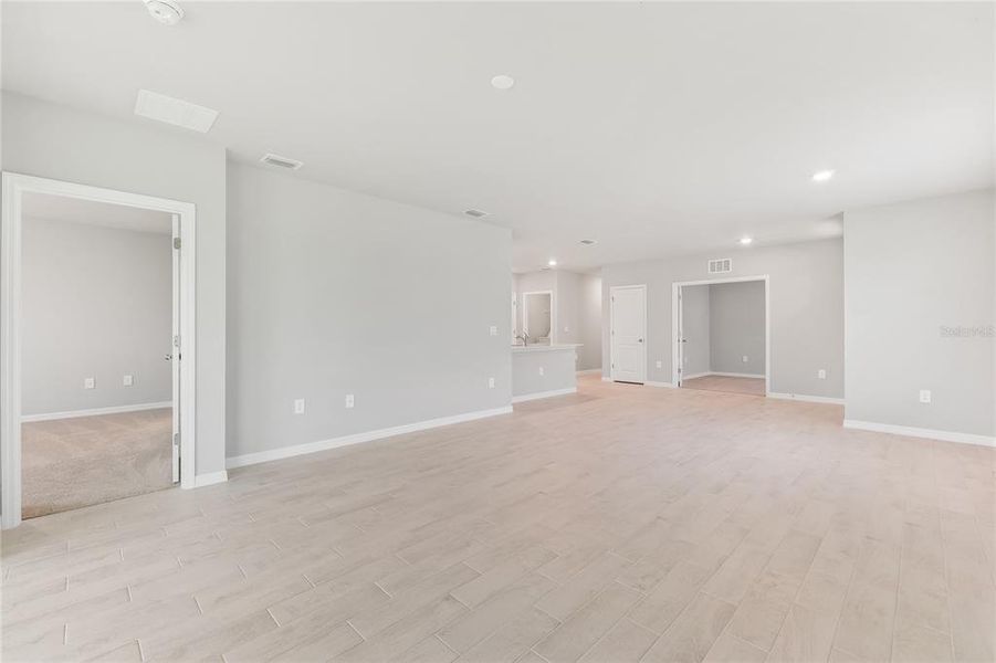 Spacious, unfurnished interior of a new home in Heritage Lake Park, Punta Gorda (Image 10).