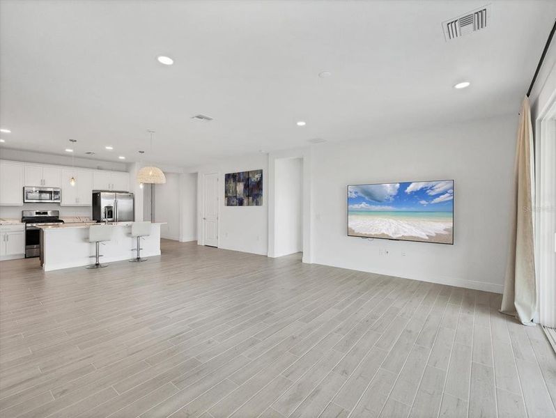 Spacious, unfurnished interior of a new home in , Sarasota (Image 23).
