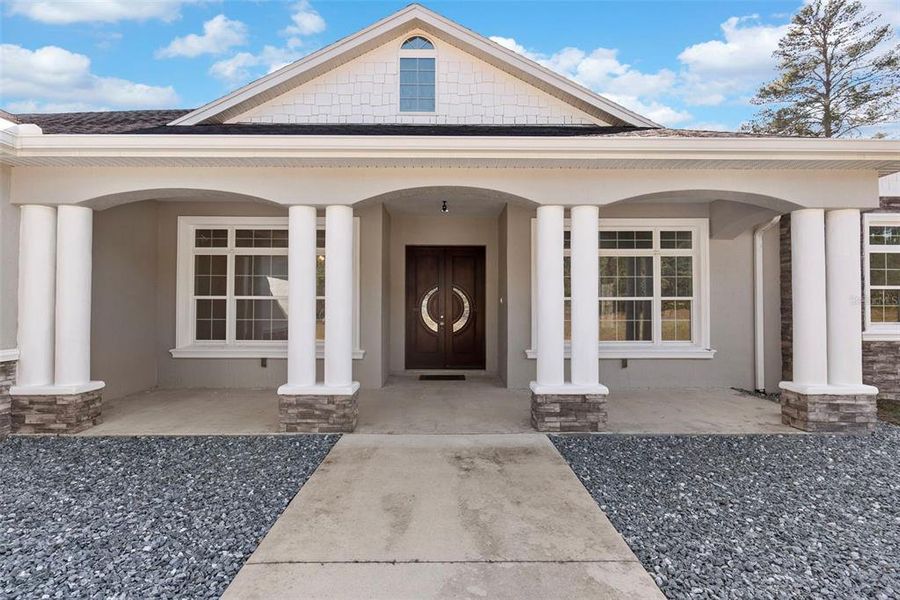 Exterior details and patio area of a home in , Ocala (Image 4).