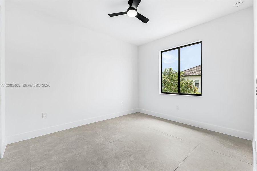 Spacious, unfurnished interior of a new home in , Cape Coral (Image 28).