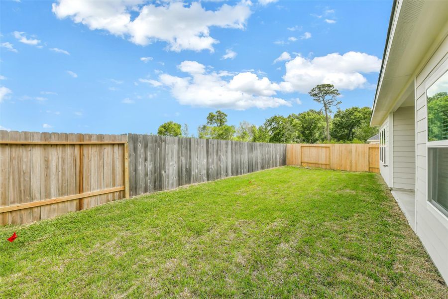 Exterior details and patio area of a home in King Oaks Village, Baytown (Image 16).