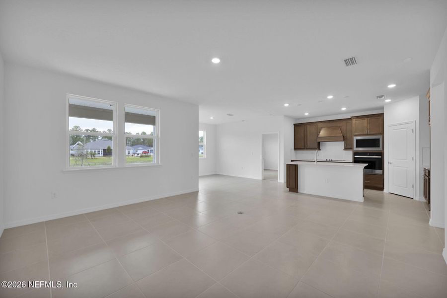 Spacious, unfurnished interior of a new home in Hyland Trail, Green Cove Springs (Image 30).