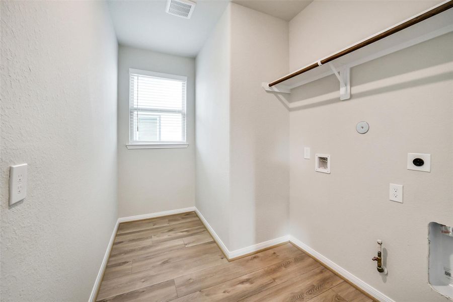 Spacious, unfurnished interior of a new home in Anderson Lake, Houston (Image 38).