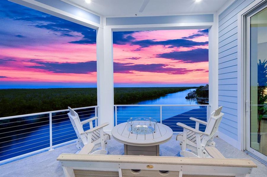 Exterior details and patio area of a home in , Cape Coral (Image 29).
