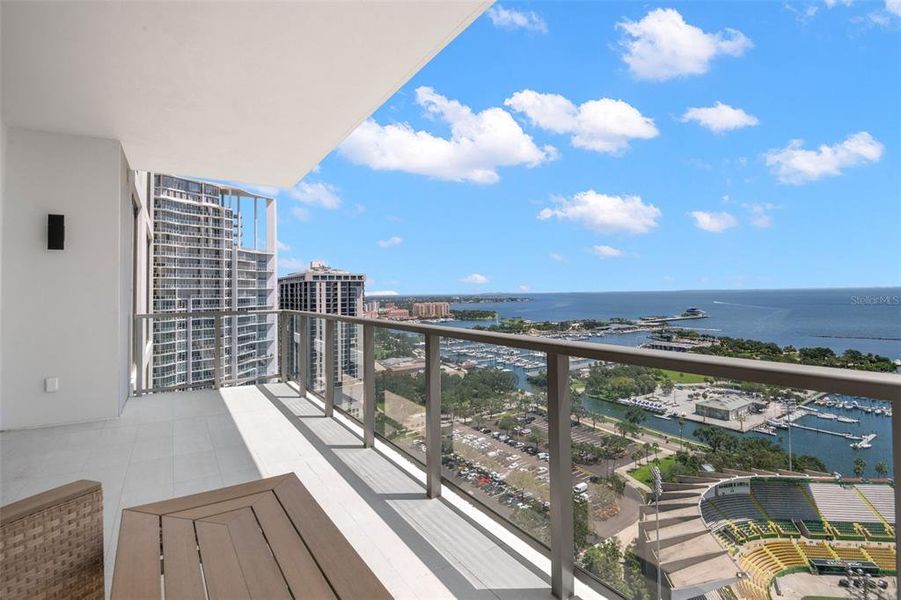 Condo located in St. Petersburg, FL showcasing its design and architecture (Image 3).