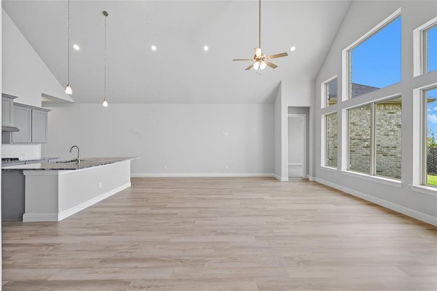 Spacious, unfurnished interior of a new home in Ridge Crossing, Waxahachie (Image 18).