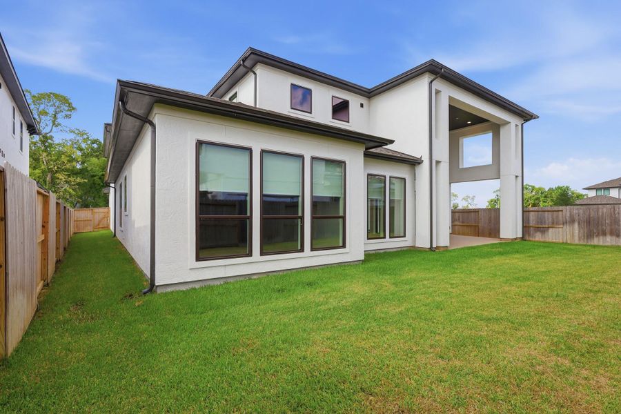 Exterior details and patio area of a home in Sienna, Missouri City (Image 4).