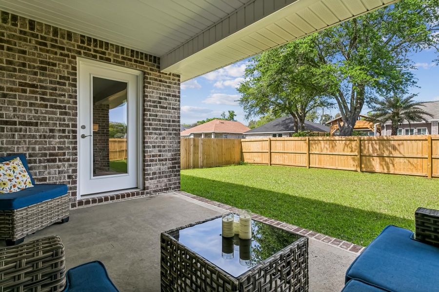 Exterior details and patio area of a home in Buckeyes Landing, Navarre (Image 23).