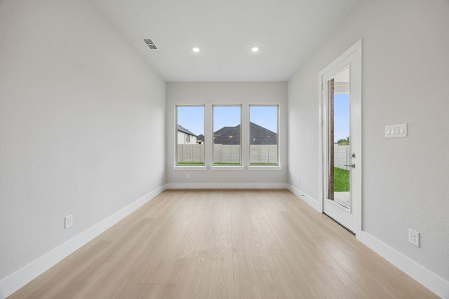 Spacious, unfurnished interior of a new home in Painted Tree Lakeside, McKinney (Image 21).