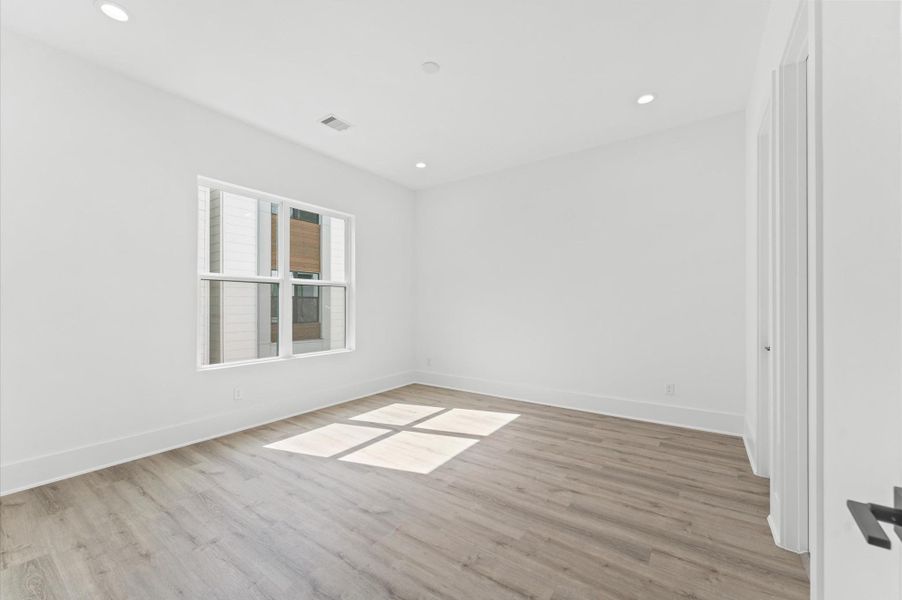 Spacious, unfurnished interior of a new home in , Houston (Image 10).