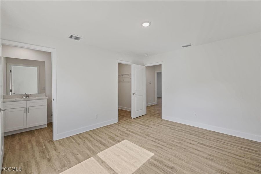 Spacious, unfurnished interior of a new home in Cape Coral, Cape Coral (Image 31).