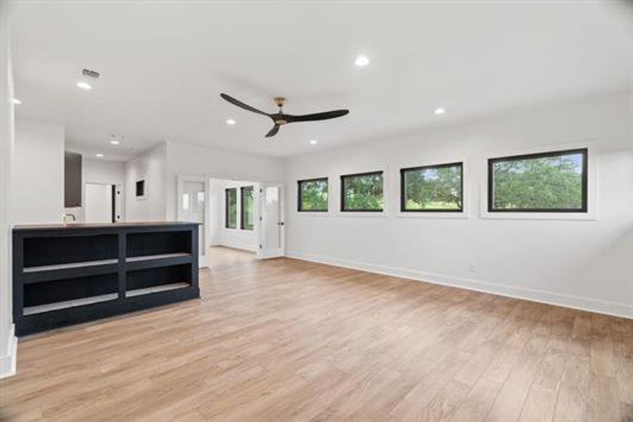 Spacious, unfurnished interior of a new home in , Horseshoe Bay (Image 10).