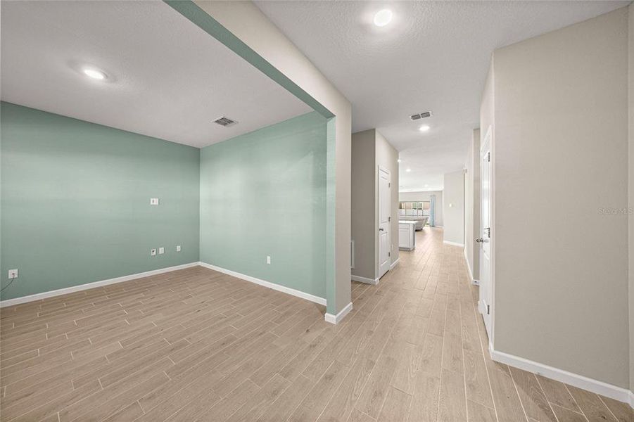 Spacious, unfurnished interior of a new home in Heath Preserve, Ocala (Image 20).