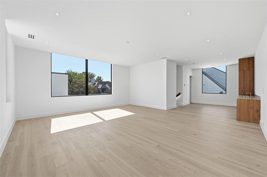 Spacious, unfurnished interior of a new home in , Dallas (Image 21).