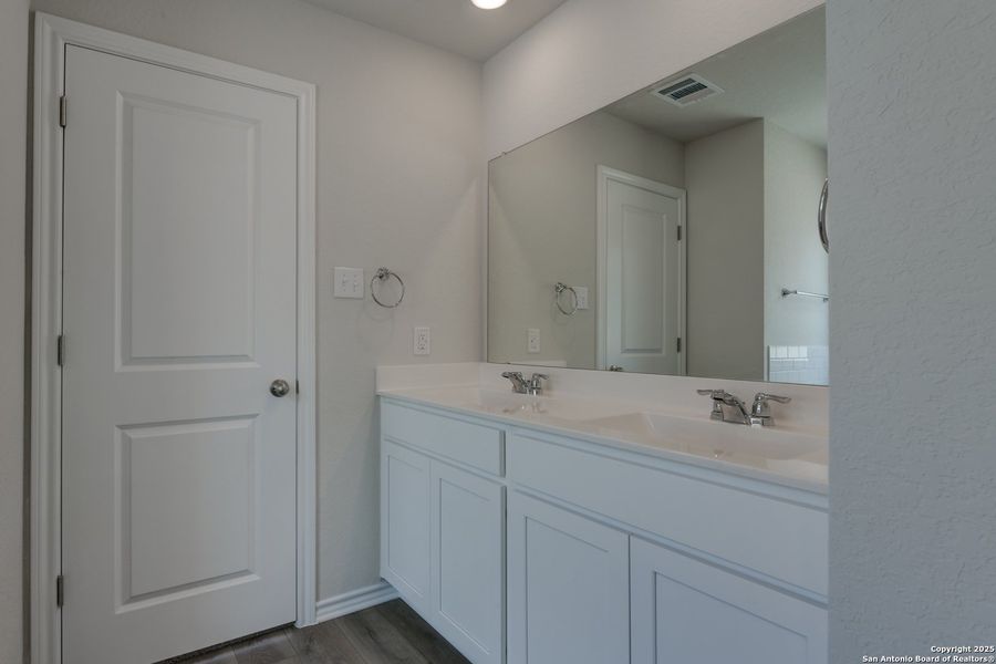 Furnished interior view inside a new home in Meadows at Hennersby Hollow 40's, San Antonio (Image 10). Furnished interior view inside a new home in Meadows at Hennersby Hollow 40's, San Antonio (Image 10).