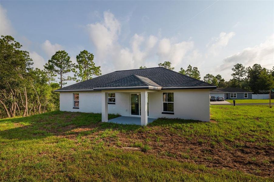 Exterior details and patio area of a home in , Dunnellon (Image 27).