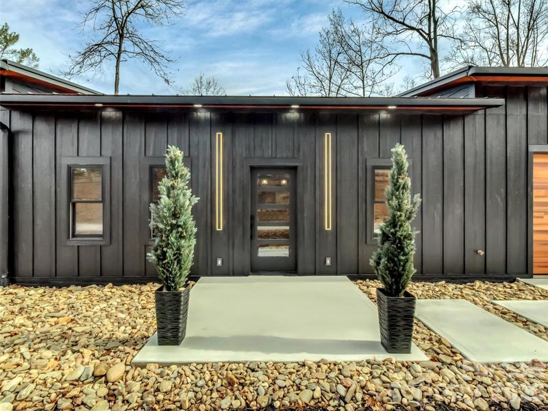 Exterior details and patio area of a home in , Clyde (Image 3).