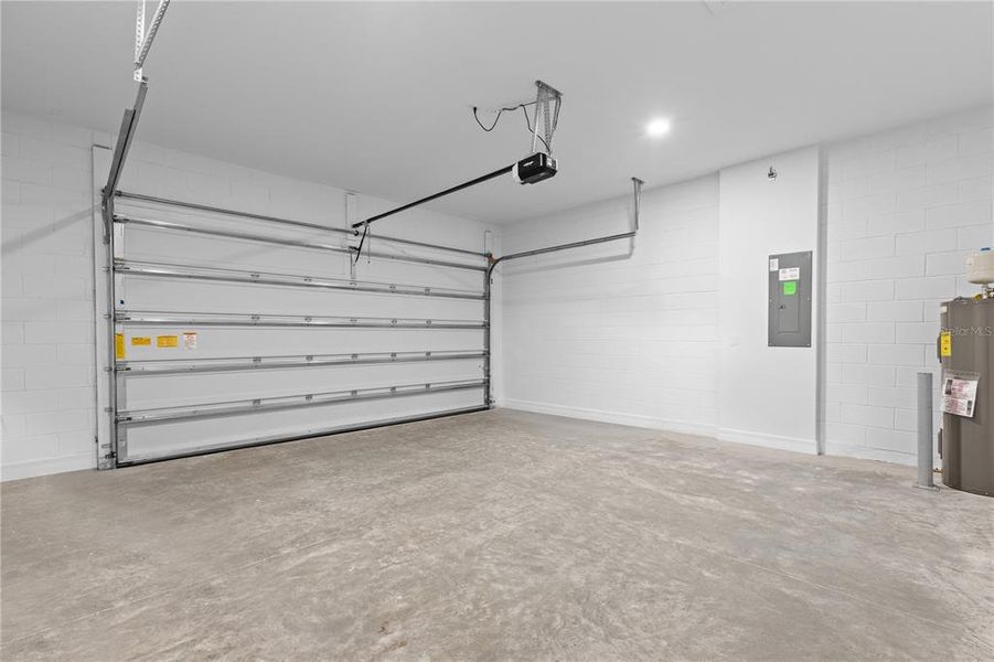 Spacious, unfurnished interior of a new home in The Reserve at Victoria, Deland (Image 36).