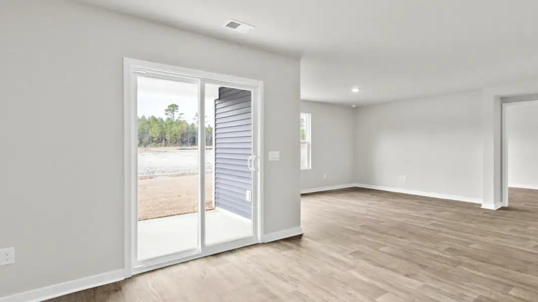 Spacious, unfurnished interior of a new home in Vineyard Trail, Jacksonville (Image 11).