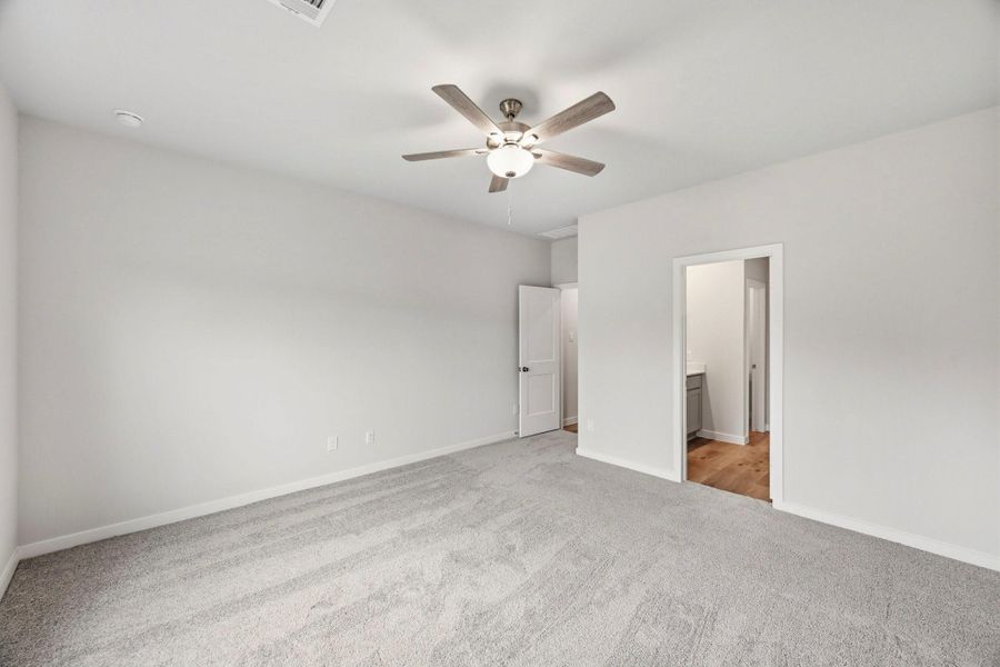 Spacious, unfurnished interior of a new home in Crockett Meadows, Conroe (Image 14).