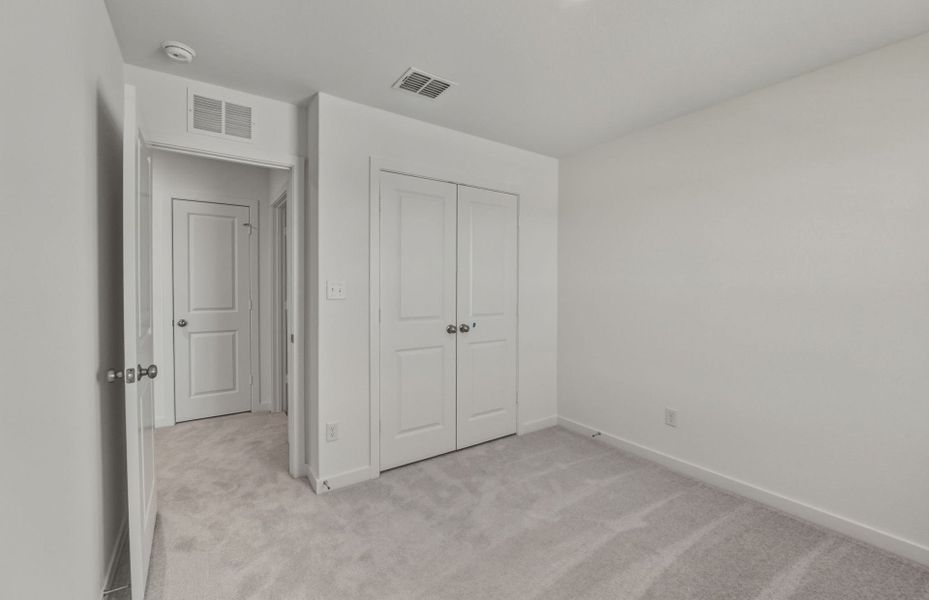 Spacious, unfurnished interior of a new home in Sunfield, Buda (Image 18).