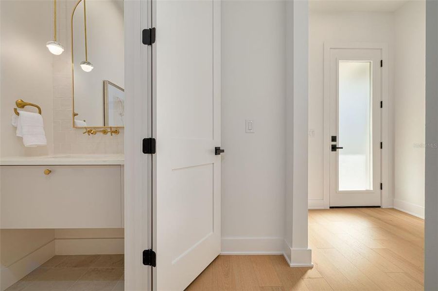 Spacious, unfurnished interior of a new home in , St. Petersburg (Image 37).