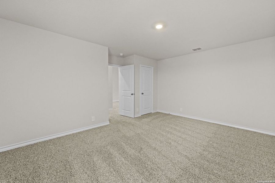 Spacious, unfurnished interior of a new home in Stonehill, San Antonio (Image 17).