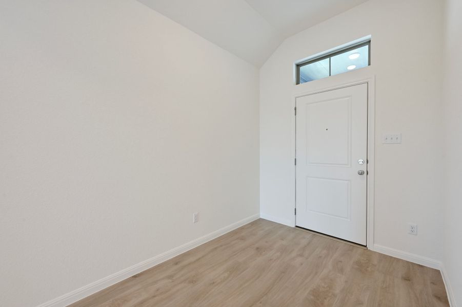 Spacious, unfurnished interior of a new home in Trinity Ranch, Elgin (Image 14).