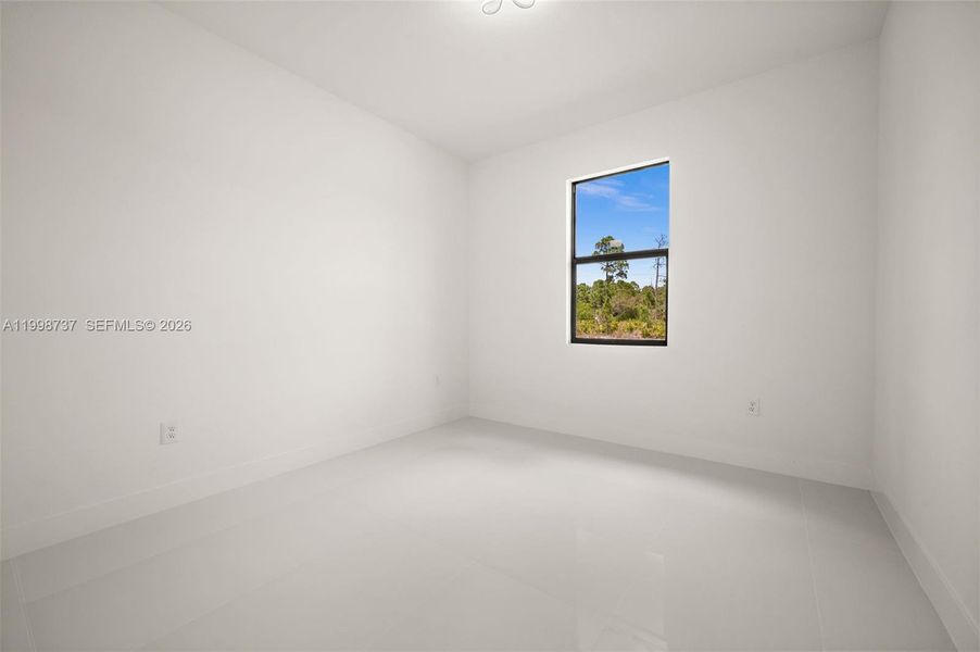 Spacious, unfurnished interior of a new home in , Lehigh Acres (Image 14).