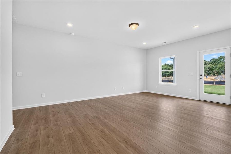Spacious, unfurnished interior of a new home in Southbend, Rome (Image 15).