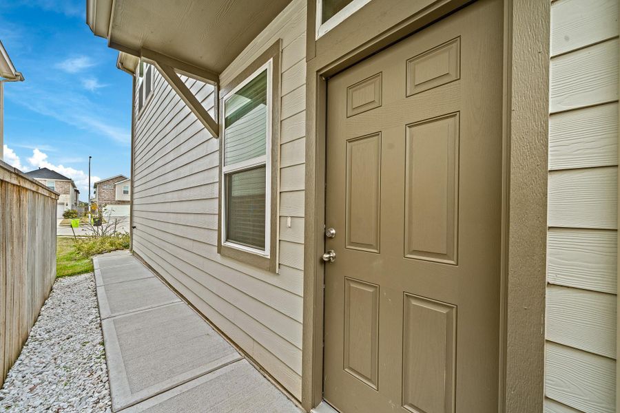 Exterior details and patio area of a home in , Missouri City (Image 3).