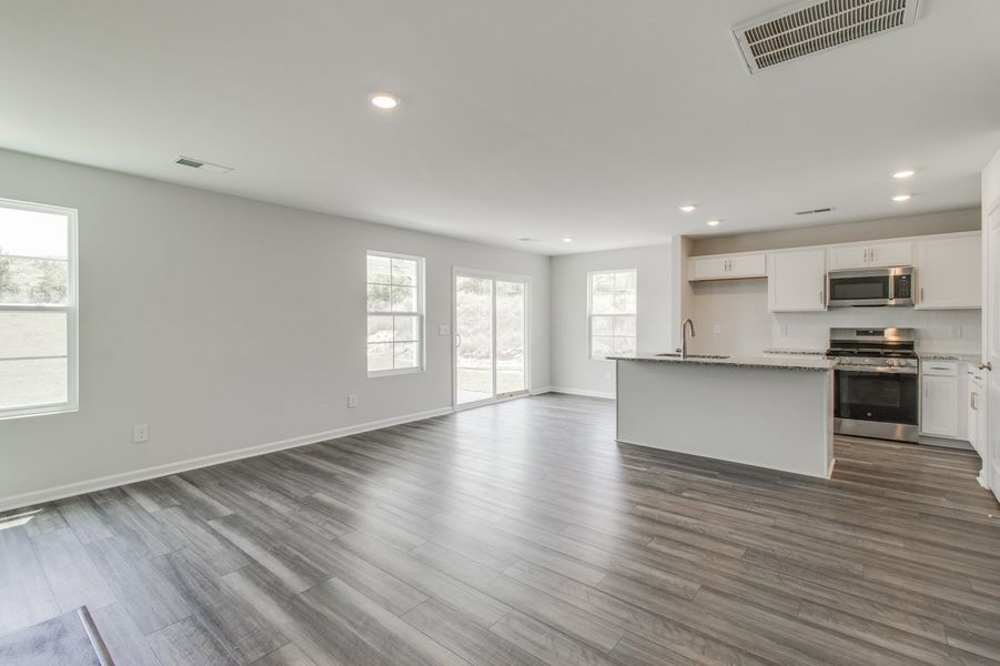 Spacious, unfurnished interior of a new home in Ellington, Elgin (Image 25).
