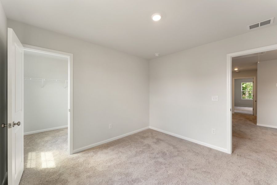 Spacious, unfurnished interior of a new home in Richmond Hill, Inman (Image 28).