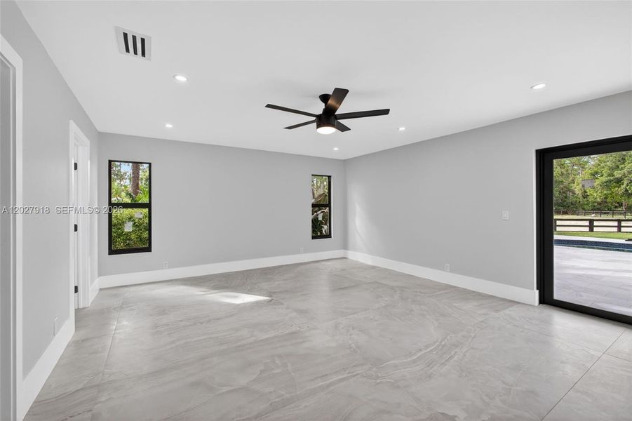 Spacious, unfurnished interior of a new home in , Palm Beach Gardens (Image 67).