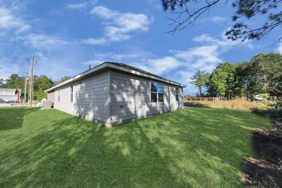 Exterior details and patio area of a home in Santa Fe, Cleveland (Image 25).