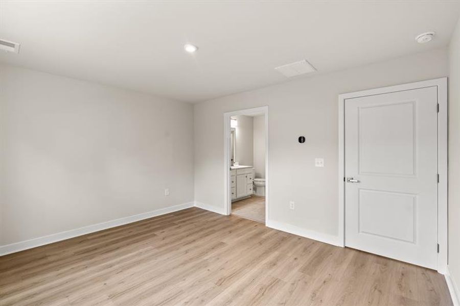 Spacious, unfurnished interior of a new home in Hope Pointe Townhomes, North Myrtle Beach (Image 12).