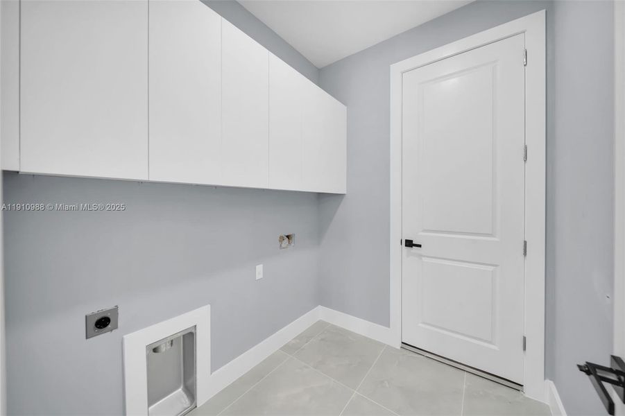 Spacious, unfurnished interior of a new home in , Cape Coral (Image 26). Spacious, unfurnished interior of a new home in , Cape Coral (Image 26).