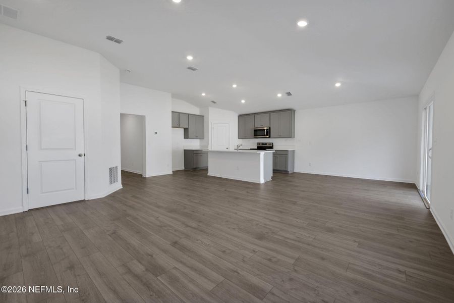 Spacious, unfurnished interior of a new home in Wilford Oaks, Orange Park (Image 34).