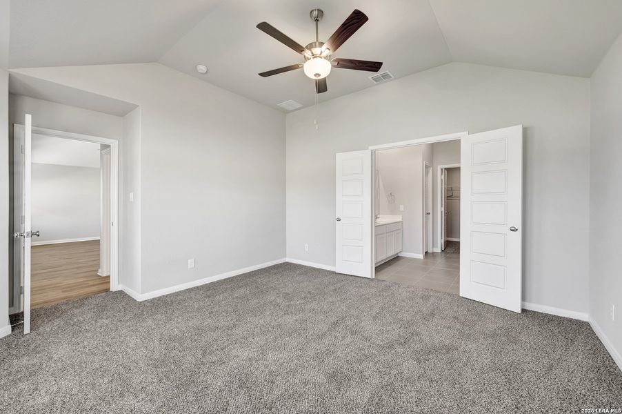 Spacious, unfurnished interior of a new home in Greenspoint Heights, Seguin (Image 18).