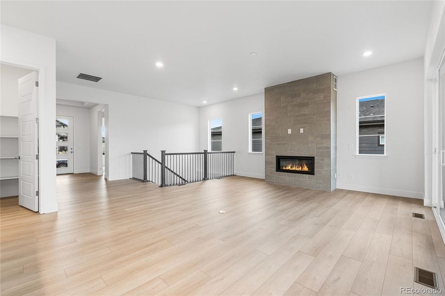 Spacious, unfurnished interior of a new home in Hilltop at Inspiration, Aurora (Image 25).