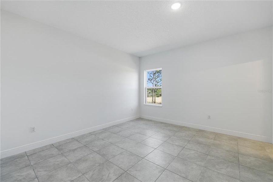 Spacious, unfurnished interior of a new home in , Citrus Springs (Image 12).