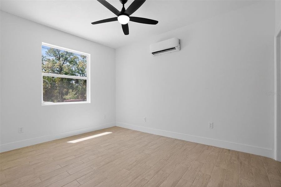 Spacious, unfurnished interior of a new home in , Lehigh Acres (Image 9).